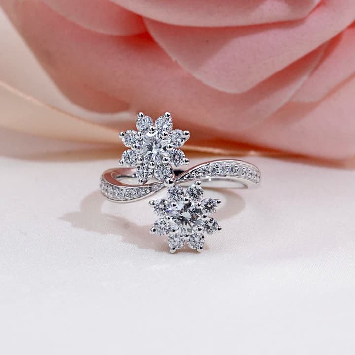 MSR-2129 18K White Gold Beautiful Design Engagement Ring Round Cut Lab Grown Diamond Ring