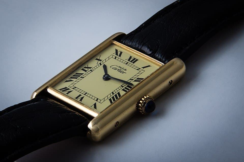 Must de Cartier Tank in gold with black leather strap