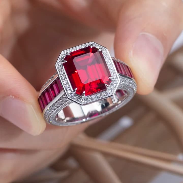 MSR1356 PT950 Luxury Lab Grown Ruby Emrald Cut Decoration Ring
