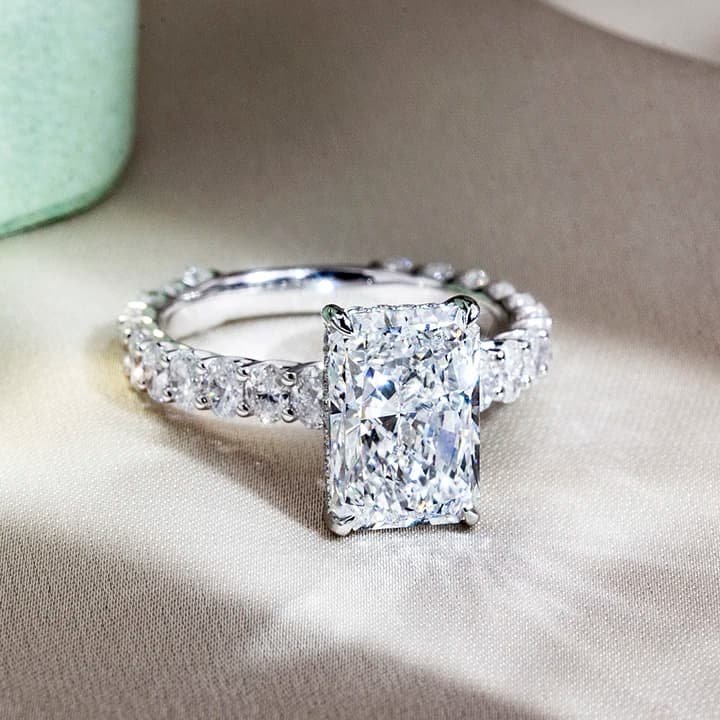 New Design IGI Certified Engagement Ring Jewellery 5.2CT F VS1 18k Solid Gold Radiant Lab Grown Diamond
