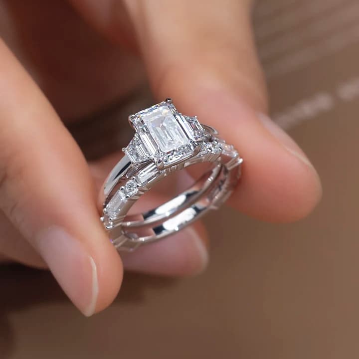 Customized MSR-1505 18K White Gold Fashion Stackable Ring 1.8ct D VS1 Emerald Cut Lab Grown Diamond Ring
