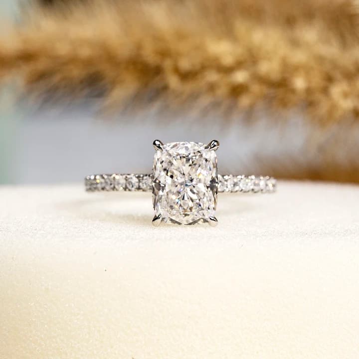 Customized MSR-1703 Fashion 18K Gold Fashion Ring 2.1ct EF VVS2 Long Cushion Shape Lab Grown Diamond Ring