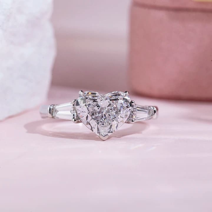 Customized MSR-1790 18K White Gold Fashion Three Stones Ring Jewellery 2ct D VVS2 Heart Cut Lab Grown Diamond Ring