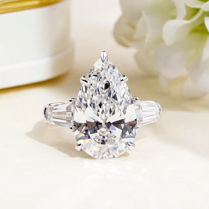 Custom Fine Ring Jewellery MSR-1888 18K Gold Three Stone Ring 5CT D VVS2 Pear Cut Lab Grown Diamond Ring