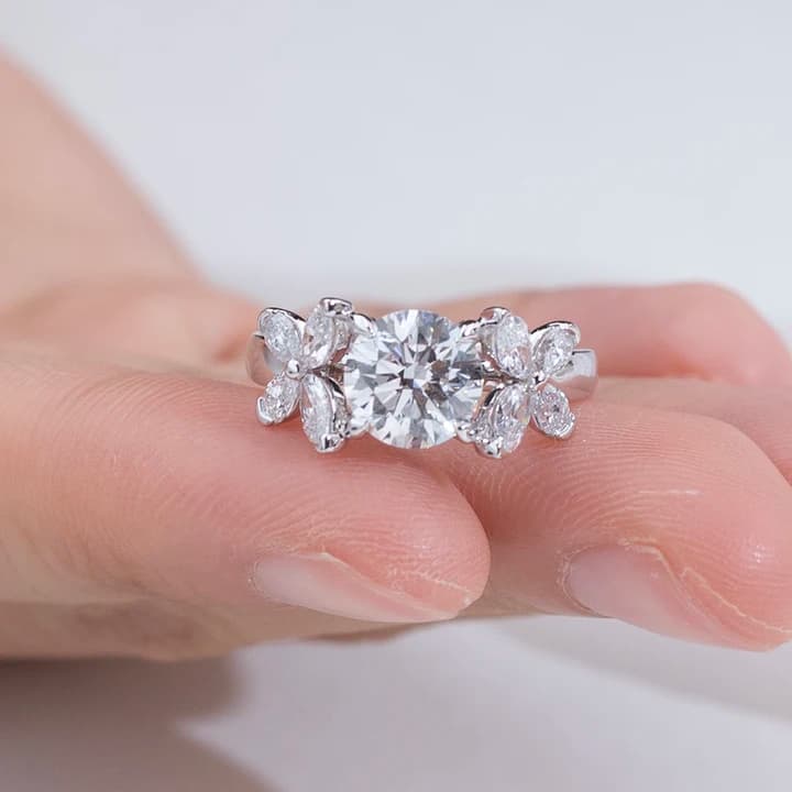 MSR-2022 Latest Designed 18k Gold Engagement Ring Round Cut 1.5ct D VS1 Lab Grown Diamond Ring