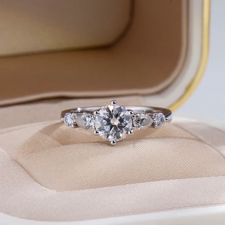 MSR-2023 Latest Designed Engagement Ring 9k 1CT D VVS2 Round Cut Lab Grown Diamond Ring