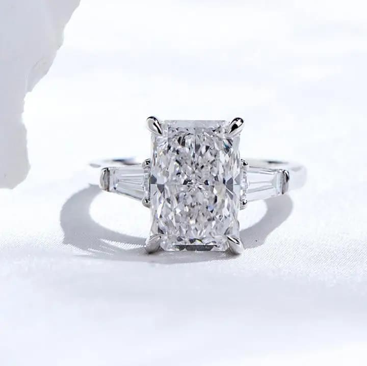 MSR-2123 18K Gold Three Stones Ring Jewellery 3.1CT D VS1 Radiant Cut Lab Grown Diamond Ring