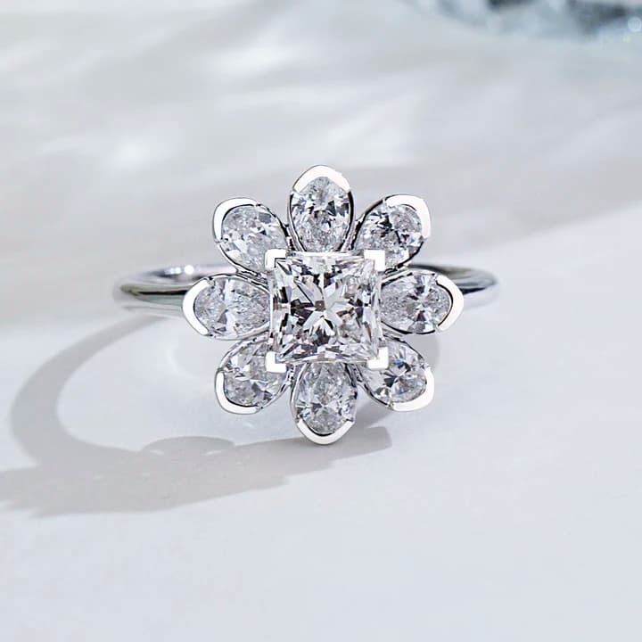 Customized MSR-2144 18K Gold Fashion Flower Designed Ring 1CT E VS1 Princess Cut Lab Grown Diamond Ring